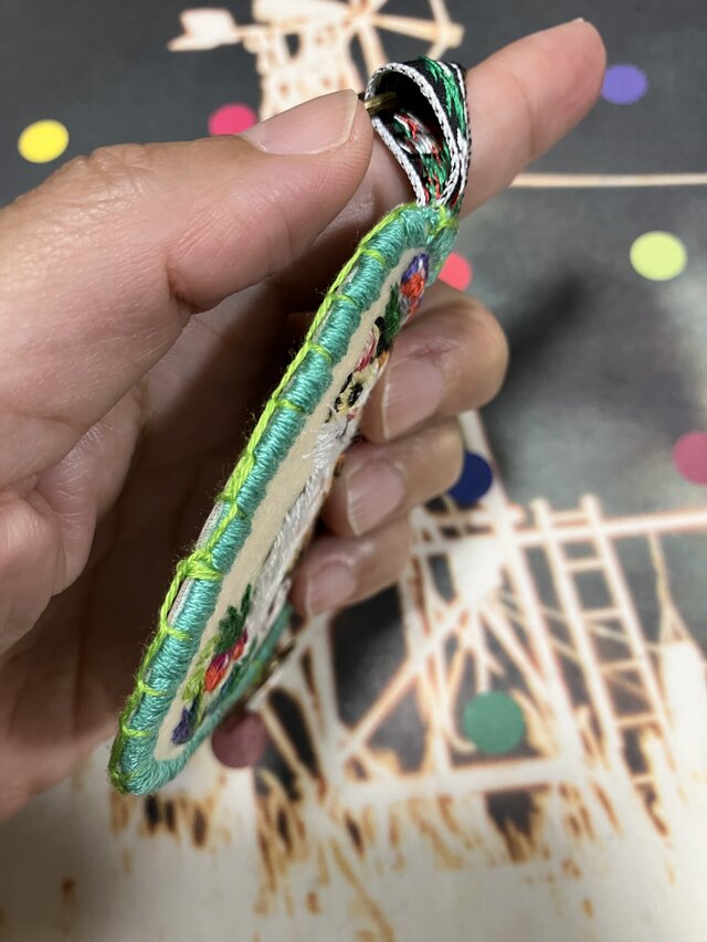 三毛猫の刺繍チャーム・ブローチ 森の番人の猫 | iichi 日々の暮らしを