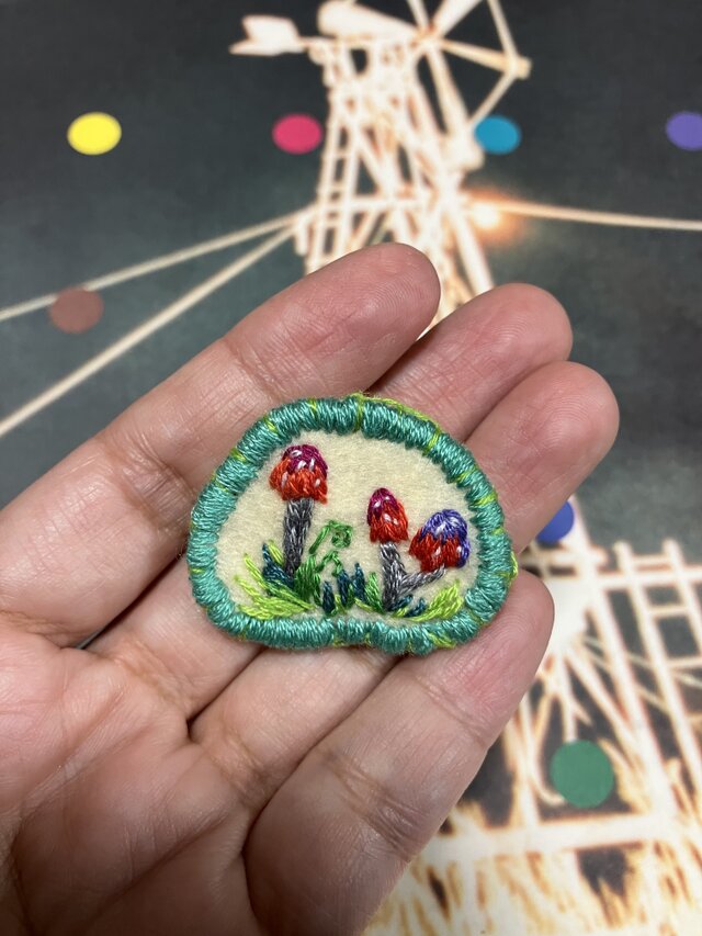 三毛猫の刺繍チャーム・ブローチ 森の番人の猫 | iichi 日々の暮らしを 三毛猫の刺繍チャーム・ブローチ 森の番人の猫 | iichi 日々の暮らしを