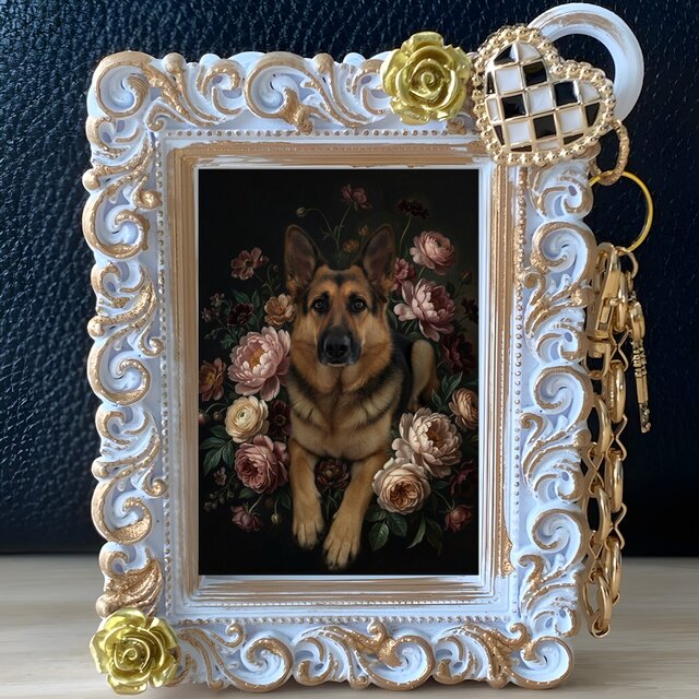 アンティーク調 犬の絵 写真額縁 犬（ジャーマンシェパード）バッグチャーム 花の油絵風アート ホワイト