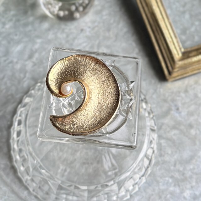 SC159-ヴィンテージブローチ U.S.A. 1970's Faux Pearl Brushed Gold