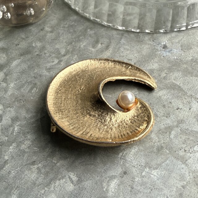 SC159-ヴィンテージブローチ U.S.A. 1970's Faux Pearl Brushed Gold