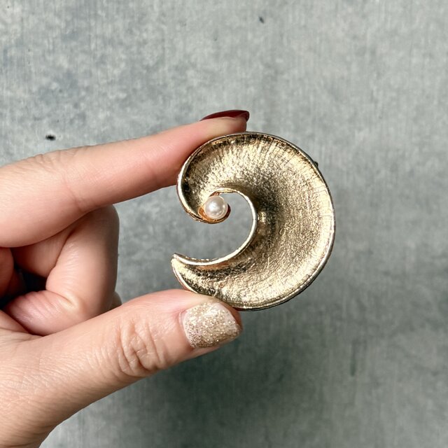 SC159-ヴィンテージブローチ U.S.A. 1970's Faux Pearl Brushed Gold