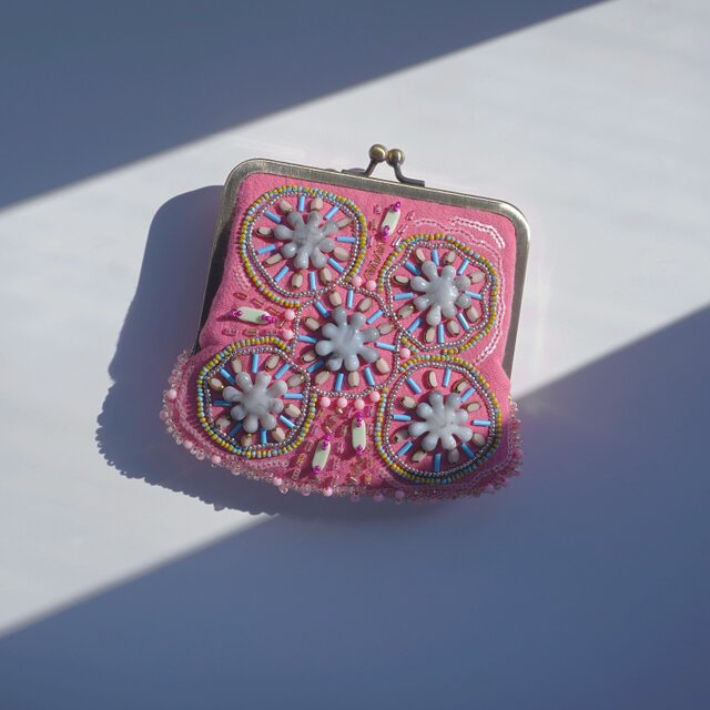 がま口ポーチ ビーズ刺繍 チェリーピンク お守り カード お札収納 一点