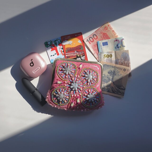 チェリーブロッサムのスコアのがま口ポーチ　手刺繍　ウール刺繍　ハンドメイド がま口ポーチ ビーズ刺繍 チェリーピンク お守り カード お札収納 一点