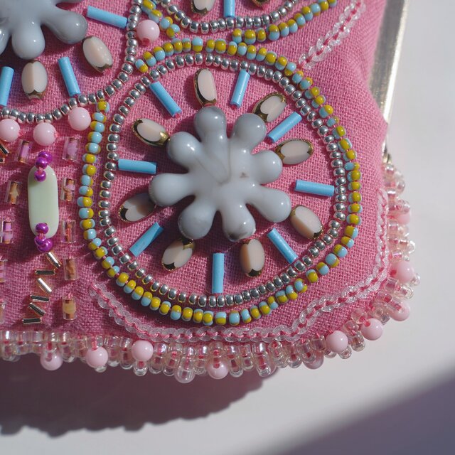 がま口ポーチ ビーズ刺繍 チェリーピンク お守り カード お札収納 一点
