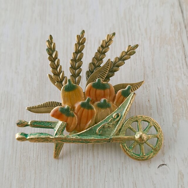 harvest wheelbarrow pumpkins ヴィンテージブローチ | iichi 日々の
