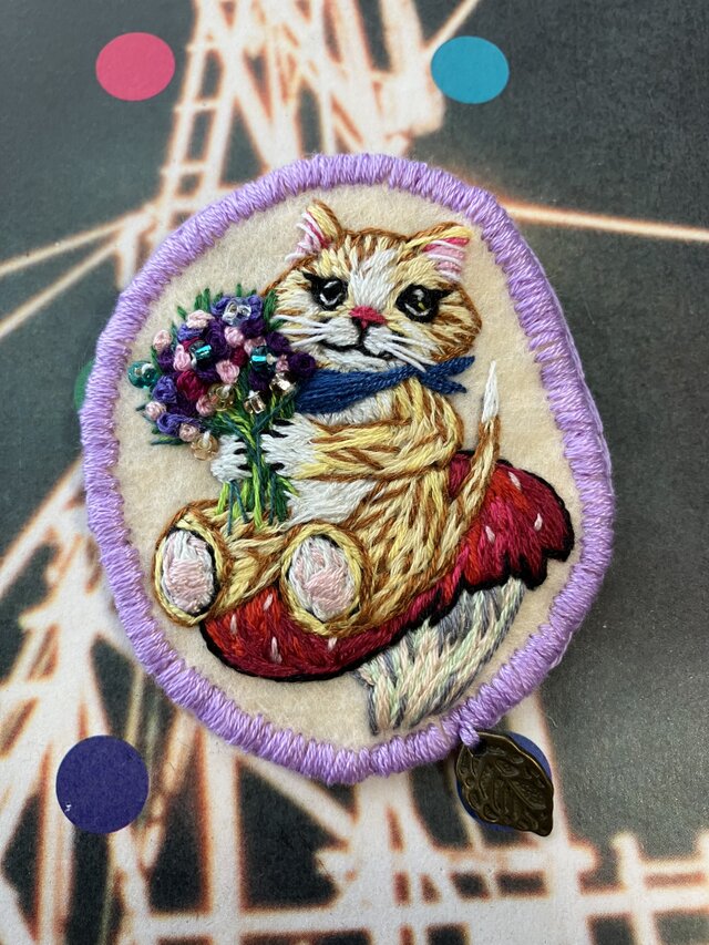 猫刺繍ブローチ・チャーム きのこの上で待ってます | iichi 日々の