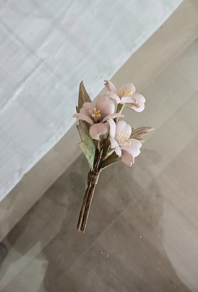 染め布花＊清楚なさくらのコサージュ | iichi 日々の暮らしを心地よく