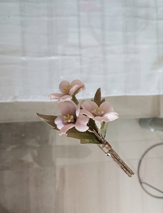 作家　染花布花　コサージュ　フランスアンティークなどお好きな方にも！ 染め布花＊清楚なさくらのコサージュ | iichi 日々の暮らしを心地よく