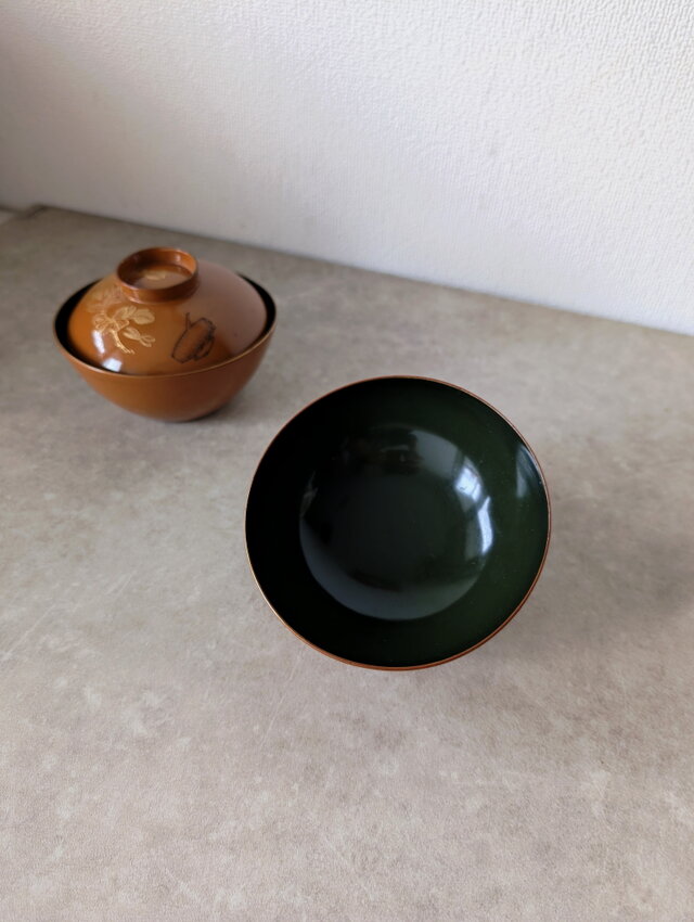 漆碗2客 ベージュとモスグリーン 高台なしの素敵な形 | iichi 日々の
