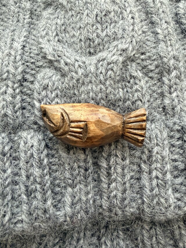 木彫りの鮭ブローチ | iichi 日々の暮らしを心地よくするハンドメイド