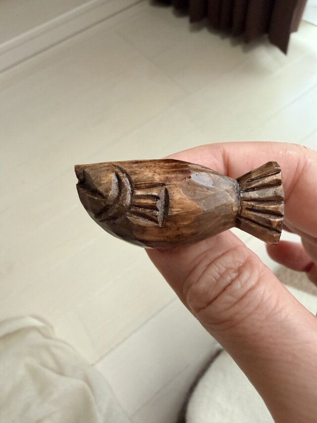 木彫りの鮭ブローチ | iichi 日々の暮らしを心地よくするハンドメイド