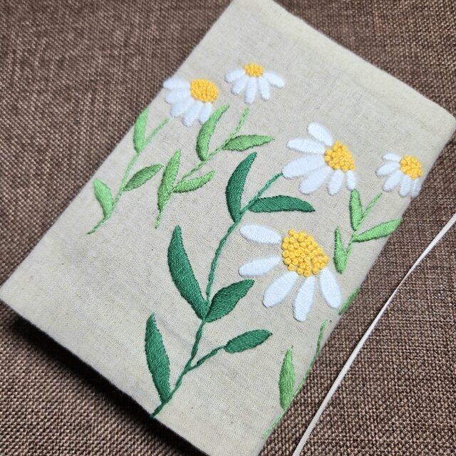 E001-ハヤカワ文庫判】 ブックカバー 手刺繍 デイジー 生成り（内布