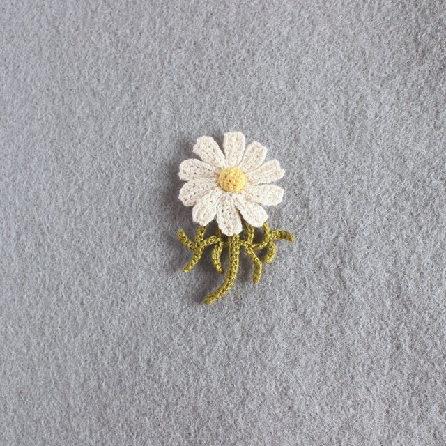 レトロなマーガレットのブローチ 軽くてコンパクトな刺繍糸のかぎ針