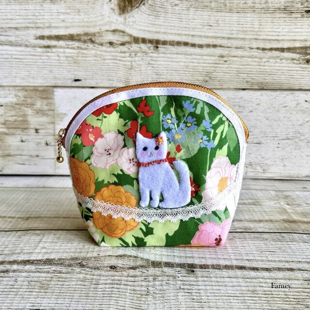 手刺繍】大人かわいい花柄とおしゃれな白猫ちゃんのラウンドポーチ 手