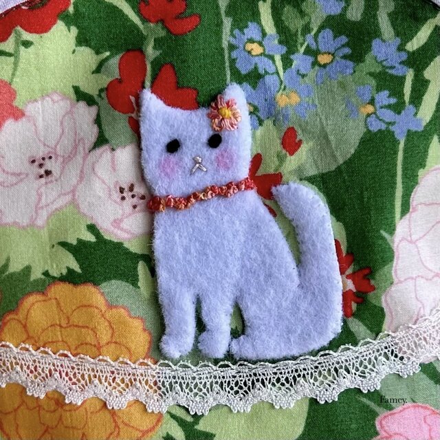 手刺繍】大人かわいい花柄とおしゃれな白猫ちゃんのラウンドポーチ 手 手刺繍】大人かわいい花柄とおしゃれな白猫ちゃんのラウンドポーチ 手