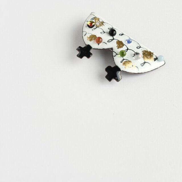 【幻級】当時物 こどものおもちゃ バビット ブローチ 入手困難品 希少品 mountain1×手紙」（書割・黒a）七宝焼ブローチ | iichi 日々の暮らしを