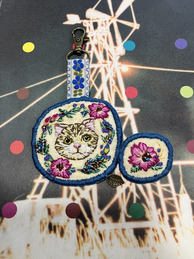 猫刺繍チャーム・ブローチ チャトラの散歩 | iichi 日々の暮らしを