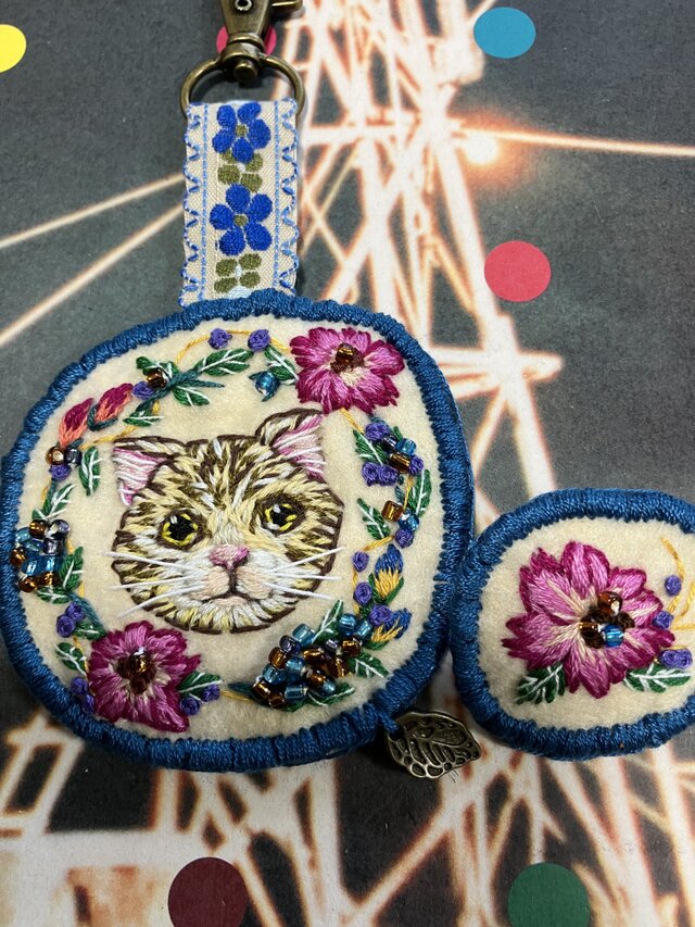 猫刺繍チャーム・ブローチ チャトラの散歩 | iichi 日々の暮らしを