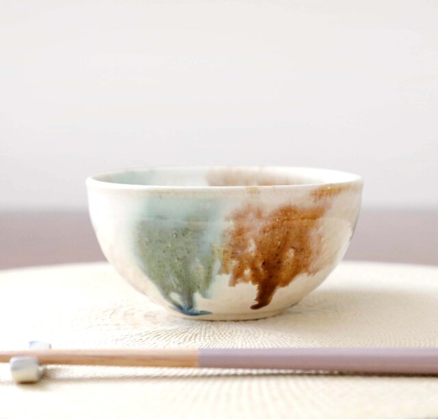 緑青と飴色刷毛目の飯碗 | iichi 日々の暮らしを心地よくする