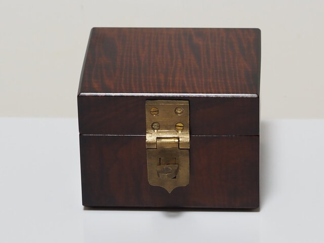 栃杢の刳箱『掛金』 | iichi 日々の暮らしを心地よくするハンドメイド