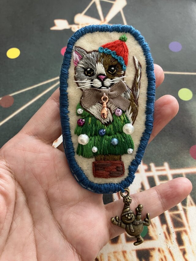 三毛猫刺繍ブローチ クリスマスツリー | iichi 日々の暮らしを心地よく