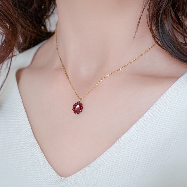 視線を集めるレッド】手刺繍ペアシェイプネックレス｜1月誕生石