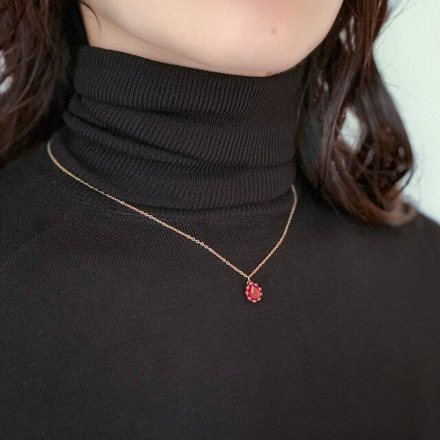 視線を集めるレッド】手刺繍ペアシェイプネックレス｜1月誕生石