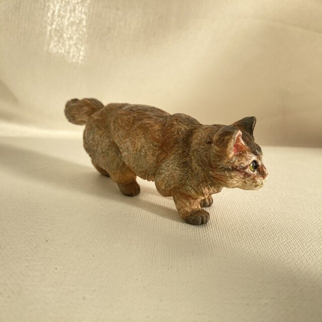 ソマリ森の扉を開く（木彫りの猫の置物） | iichi 日々の暮らしを