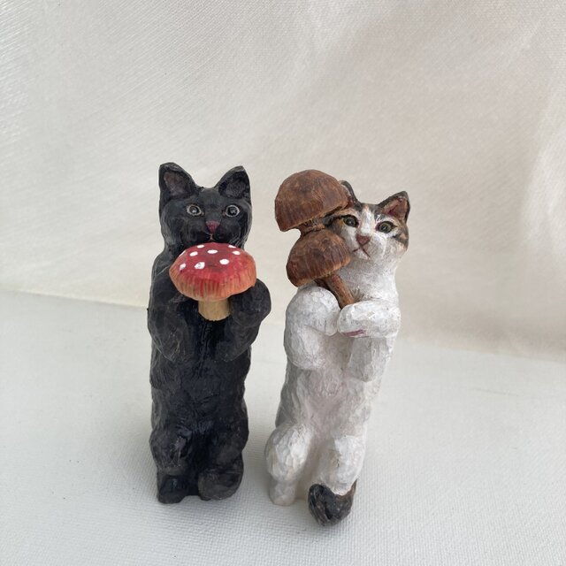 小さな収穫かかり（白キジ）木彫りの小さな猫の置物 | iichi 日々の