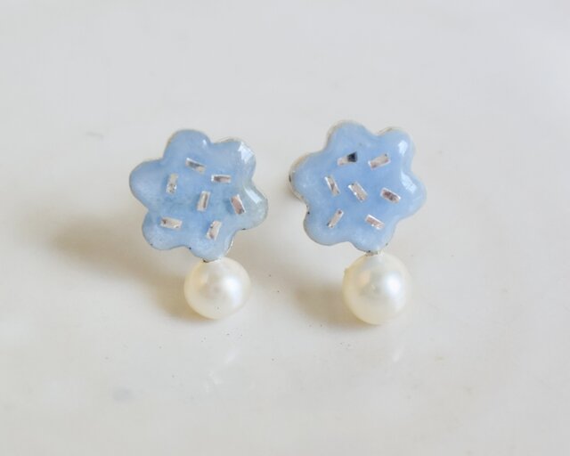 七宝焼｜雪の花ピアス 淡いブルー 淡水パール イヤリング変更可