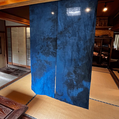 藍染めと柿渋重ね染め暖簾26050 | iichi 日々の暮らしを心地よくする