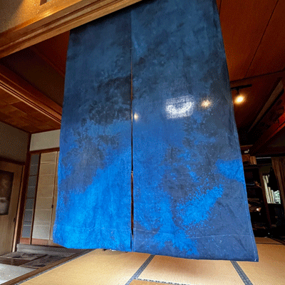 藍染めと柿渋重ね染め暖簾26050 | iichi 日々の暮らしを心地よくする