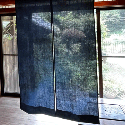藍染めと柿渋重ね染め暖簾26050 | iichi 日々の暮らしを心地よくする