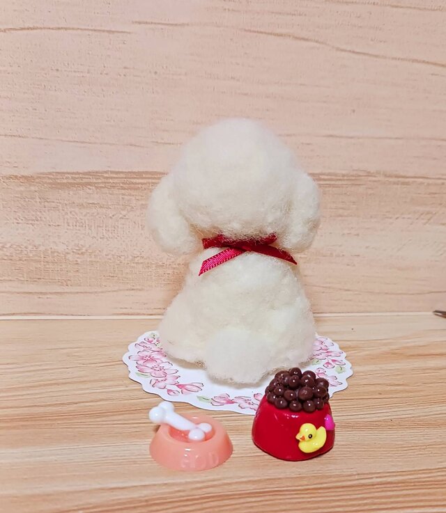 羊毛フェルト トイプードル餌ホネ付き | iichi 日々の暮らしを心地よく