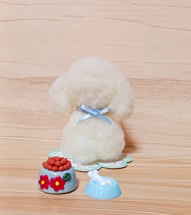 羊毛フェルト 白いトイプードル ミニチュア 餌・ホネ・シート付