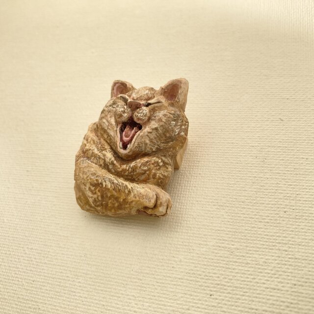 大あくびの一休み（木彫りの猫のブローチ） | iichi 日々の暮らしを