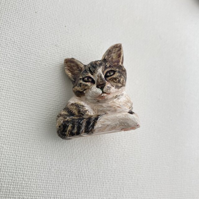 え？・・朝」木彫りの猫のブローチ | iichi 日々の暮らしを心地よく