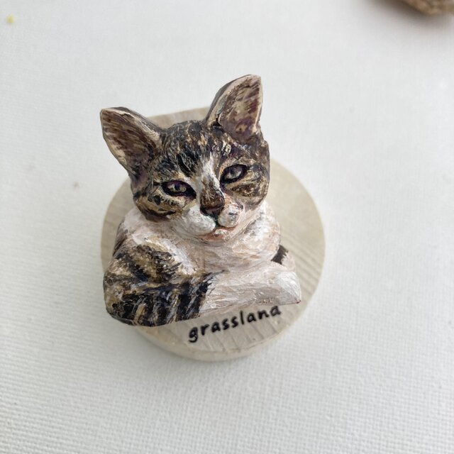え？・・朝」木彫りの猫のブローチ | iichi 日々の暮らしを心地よく