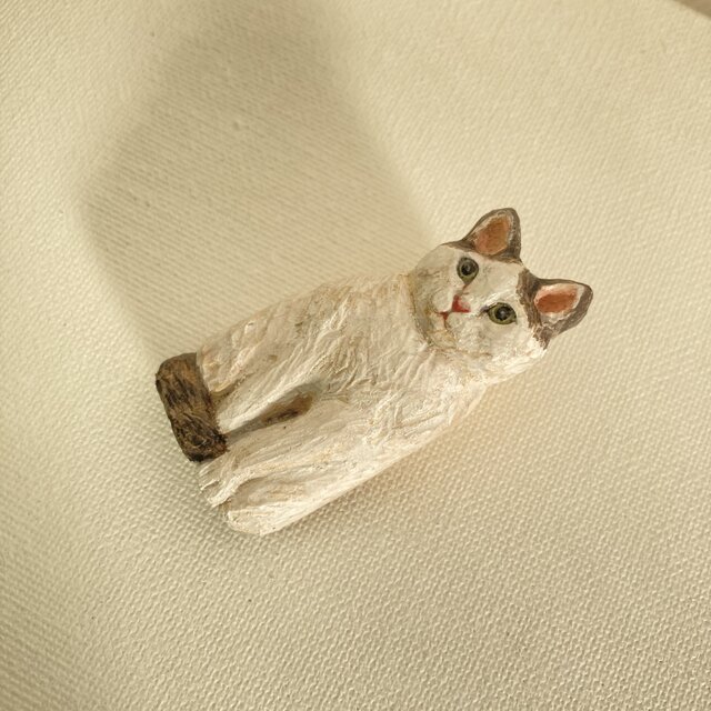 おすまし猫さんのブローチ | iichi 日々の暮らしを心地よくする