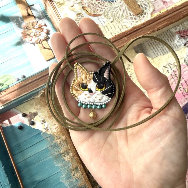三毛猫 ネックレス】カラー選べる スエード調 長さ自由 皮ひも 手刺繍