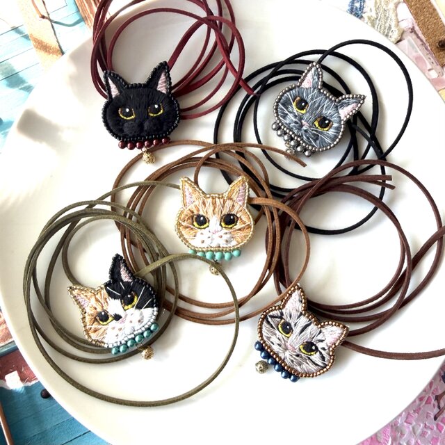 キジトラ ネックレス】選べるスエード調 皮ひも 長さ選べる 手刺繍