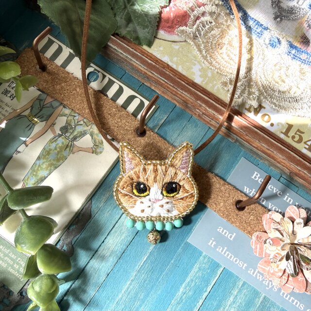 白茶トラ ネックレス】選べるスエード調 皮ひも 長さ選べる 手刺繍
