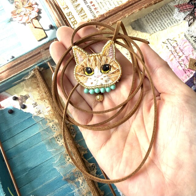 白茶トラ ネックレス】選べるスエード調 皮ひも 長さ選べる 手刺繍