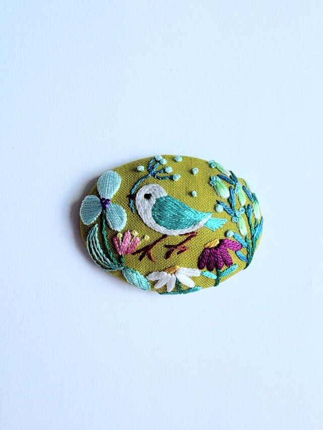 小さなお花の刺繍ブローチ・【botanical】silk thread#54 | iichi 日々