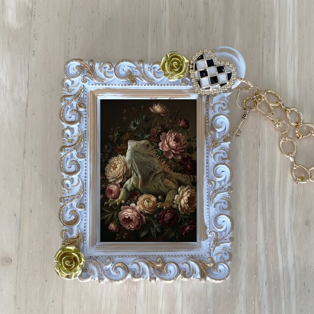 イグアナ（トゲオイグアナ）バッグチャーム 花の油絵風アート ホワイト