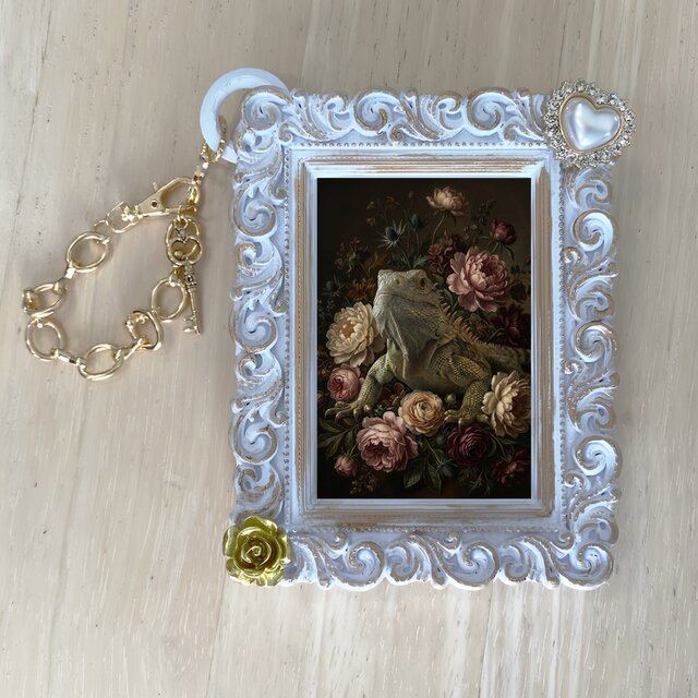 イグアナ（トゲオイグアナ）バッグチャーム 花の油絵風アート ホワイト