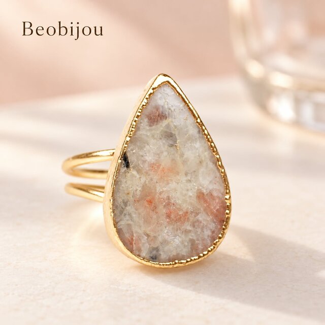 Sunstone サンストーン ― 淡いピーチの彩りと光を纏う、しずく形の一点
