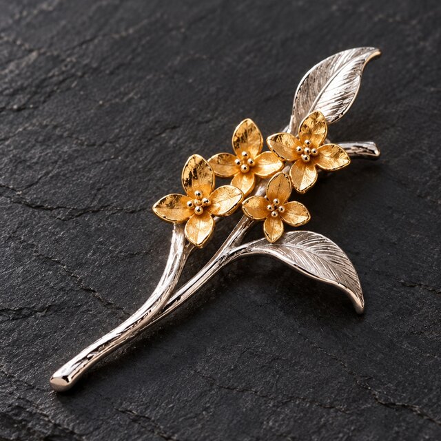 小さな金木犀の花枝ブローチ｜シルバーとゴールドの繊細なジュエリー