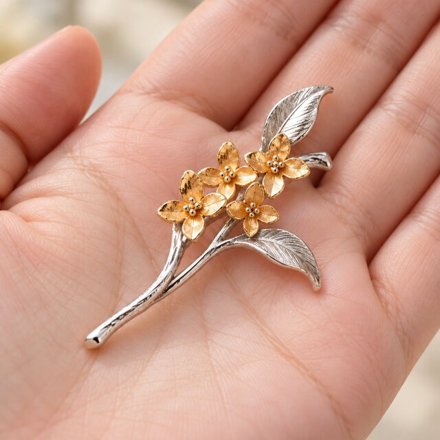 小さな金木犀の花枝ブローチ｜シルバーとゴールドの繊細なジュエリー
